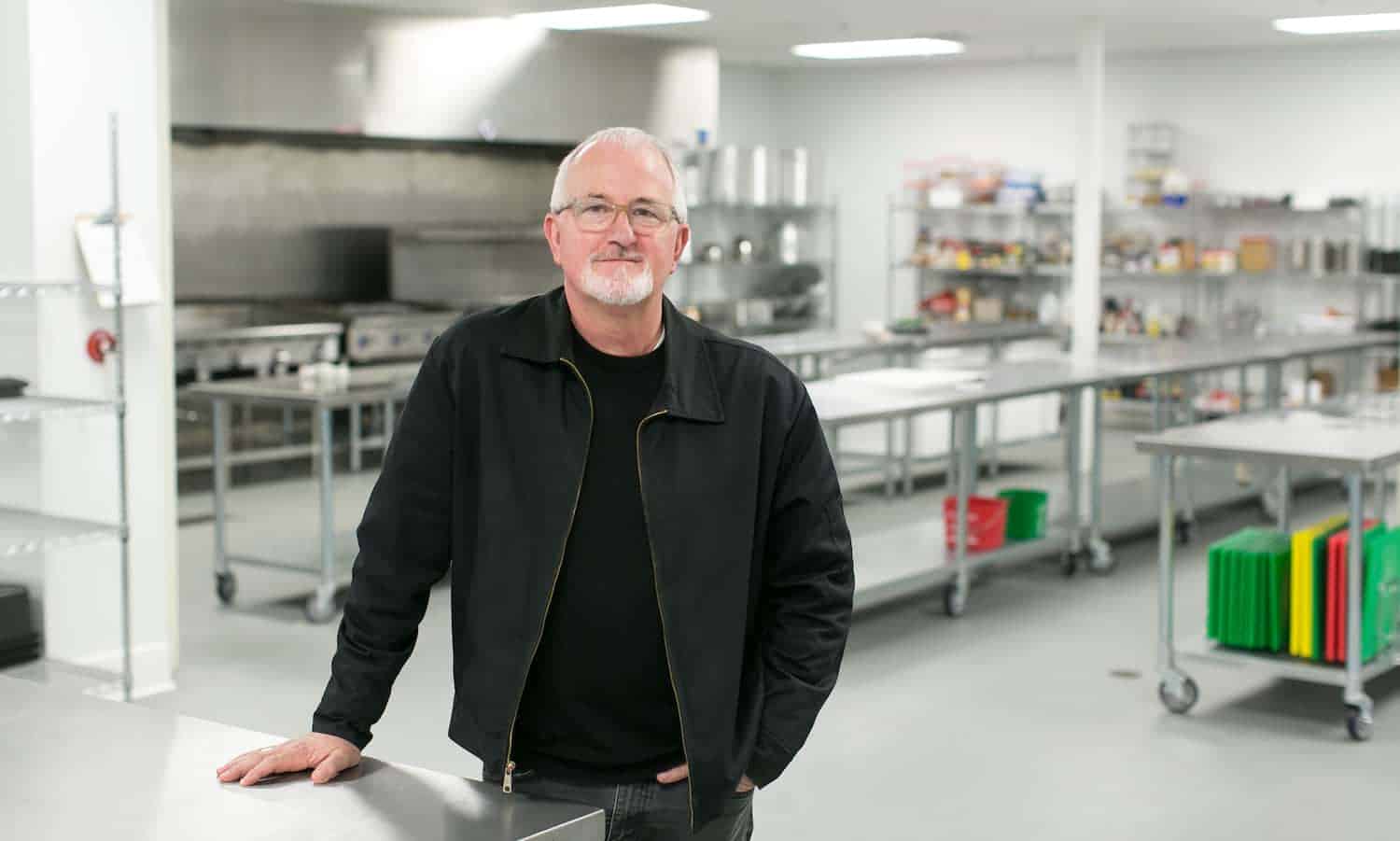 罗伯特•艾格博士带领洛杉矶厨房用爱的目的,和一点点的摇滚乐,用食物来增强社区中人们的福祉。