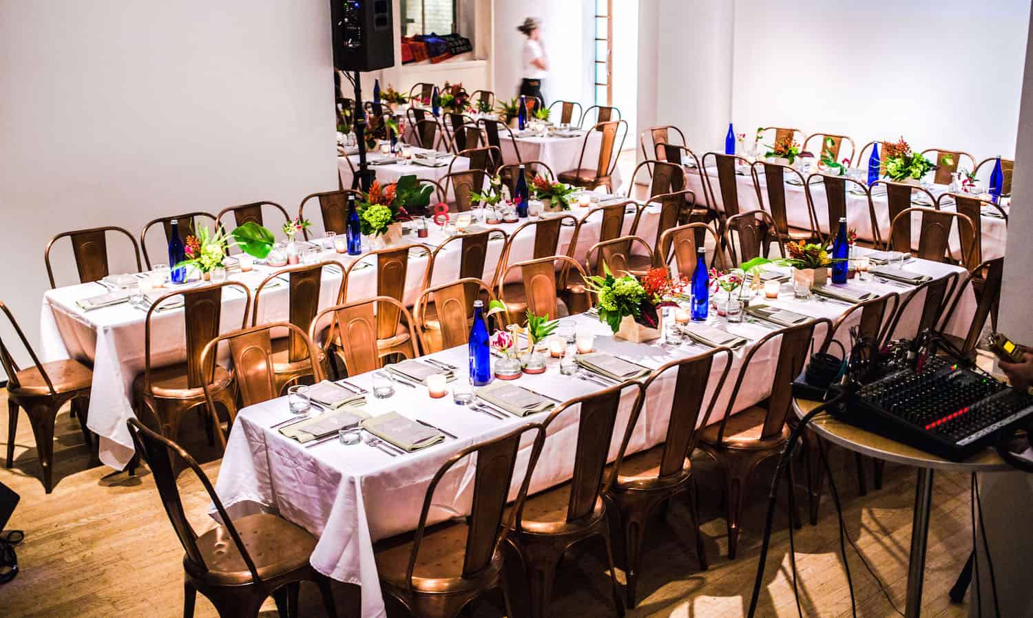玛丽莎·利珀特（Marissa Lippert）和凯蒂·克朗（Katie Crown）举行了福利晚宴，以庆祝特朗普总统旅行禁令目标的七个国家的美食和文化。