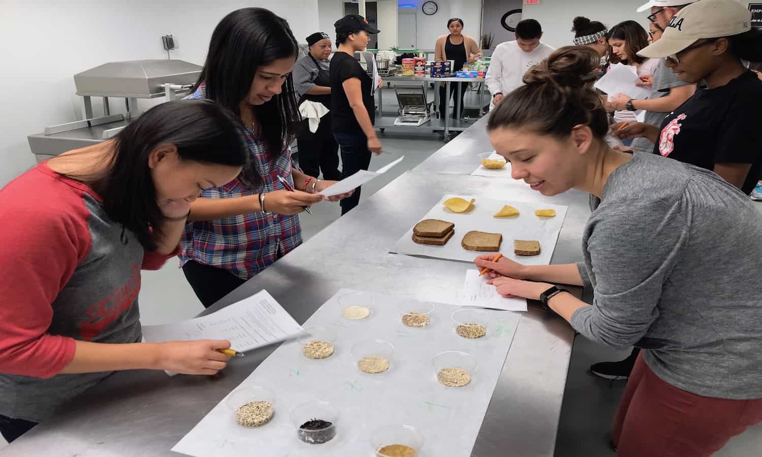 USC的凯克医学院已与洛杉矶厨房合作，以帮助未来的医生提供整体，实用的营养建议。