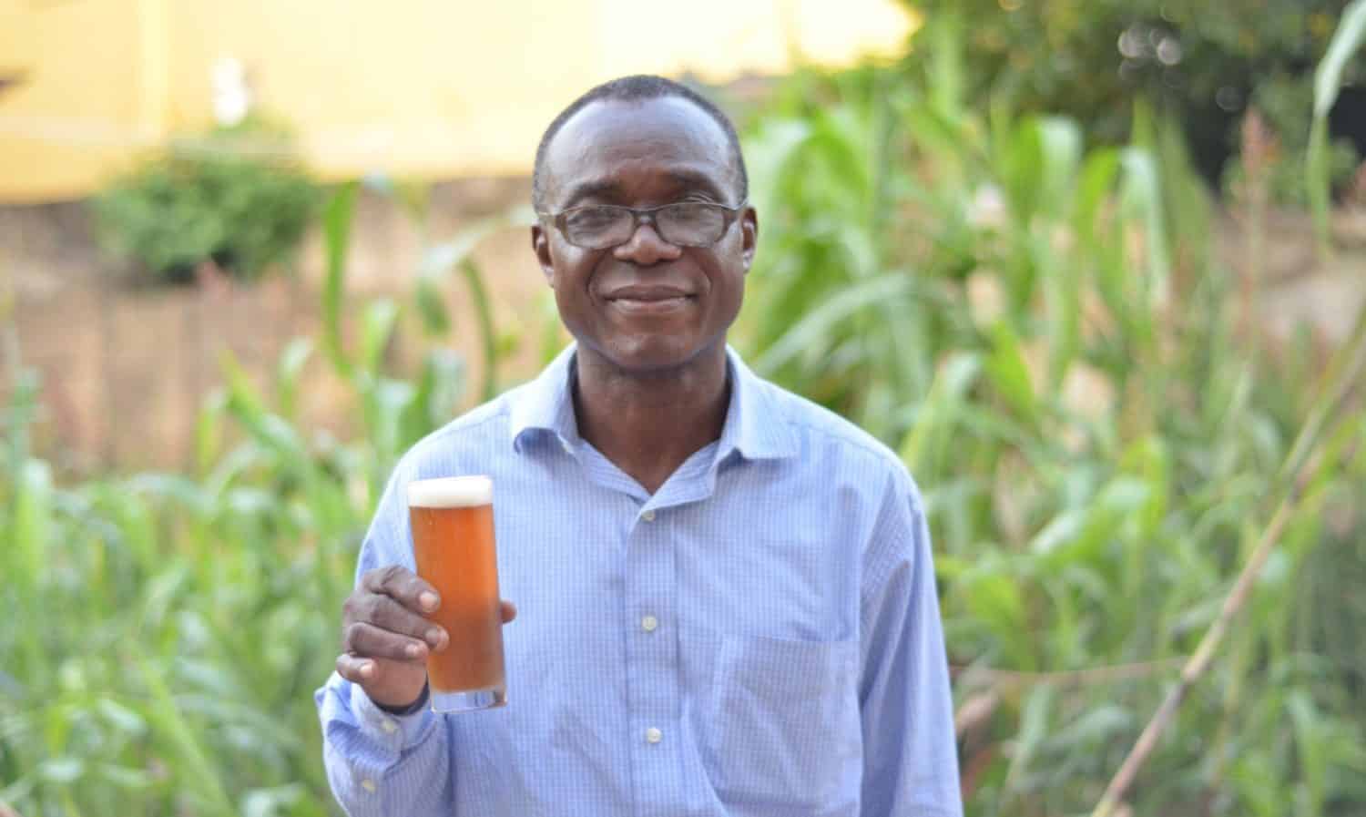 厌倦了商业啤酒？在加纳高粱，甘蔗和腰果苹果正在为加纳饮酒者提供进口替代品。