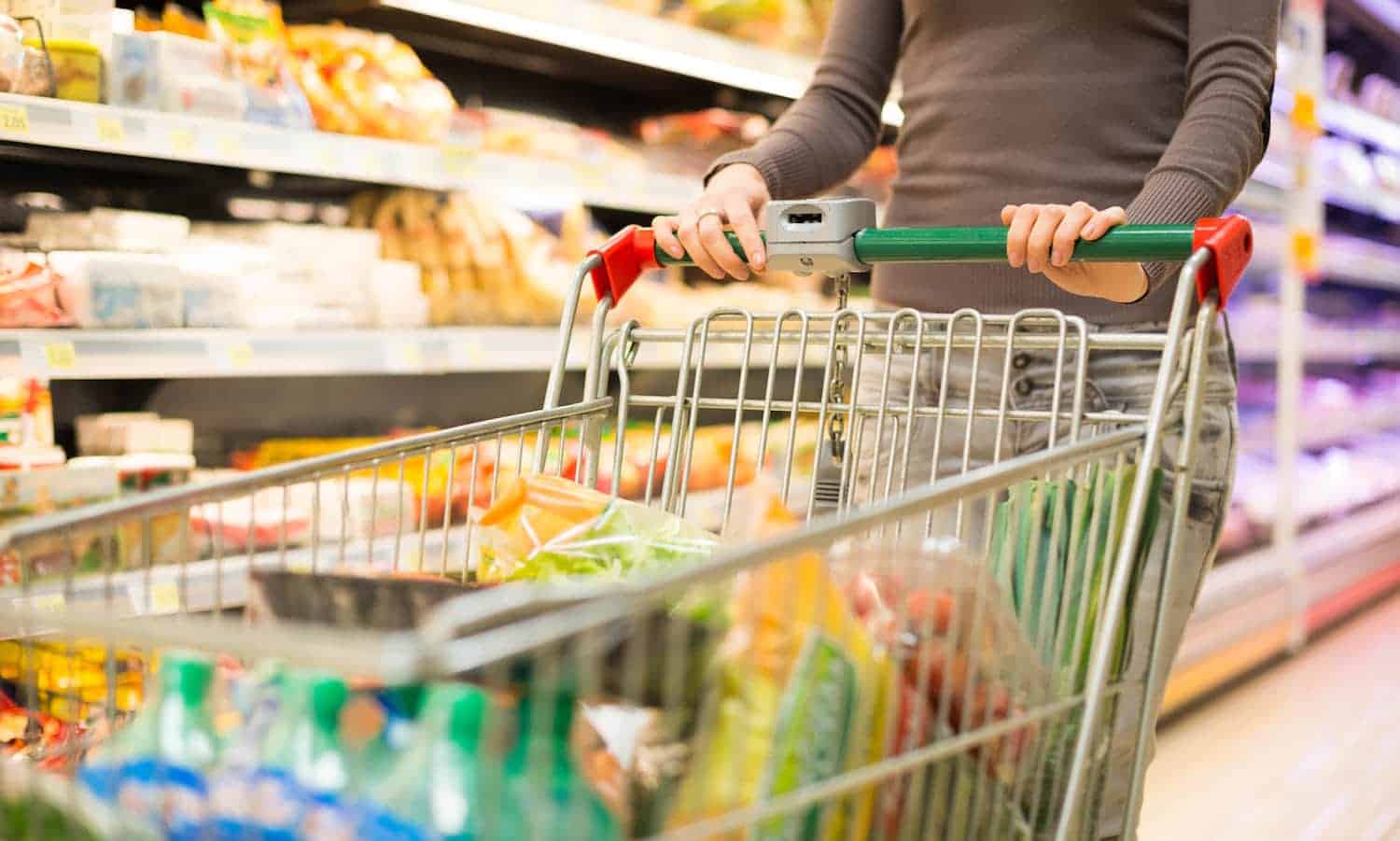 一份新报告表明，不到一半的美国杂货公司致力于消除食物浪费，但其他商店可以赶上至关重要的第一步。