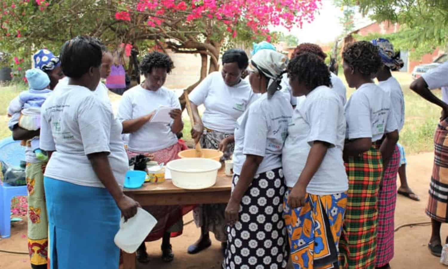 ICRISAT对抗营养不良和营养不良是在肯尼亚妇女参与烹饪培训和演示。