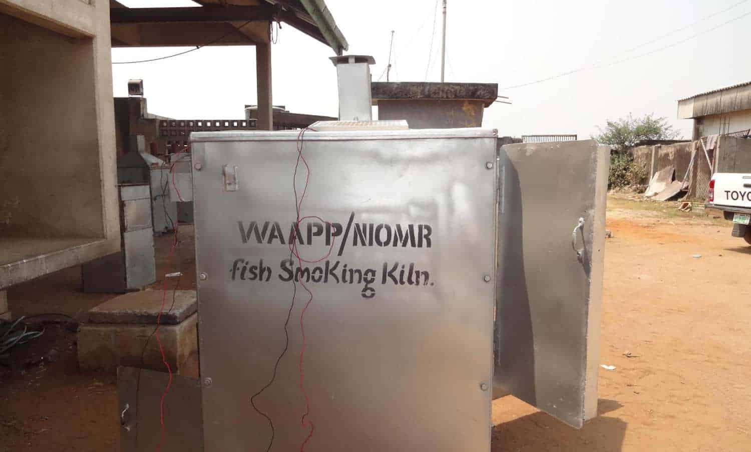 尼日利亚的现代鱼类吸烟窑正在改善西非鱼类生产商的生计，确保其40％的捕捞不会浪费。