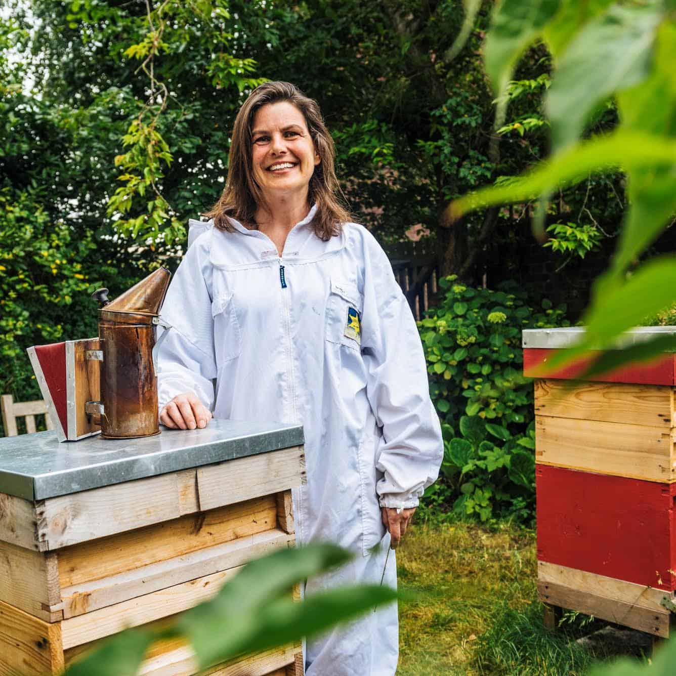 雅培帮助当地英国养蜂人