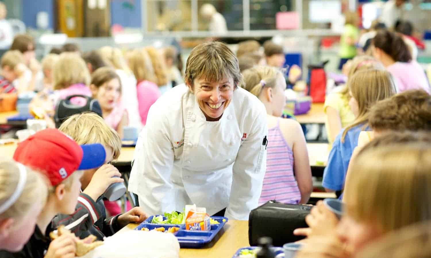 在65岁时,厨师安库珀正在努力使学校午餐更有营养,新鲜和美味。