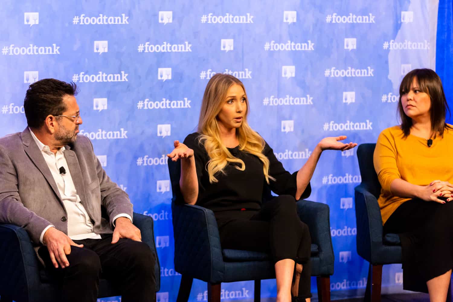 在圣地亚哥食品罐峰会,食品记者小组w88优德老虎机平台讨论故事对于我们的食物系统的变革潜力。