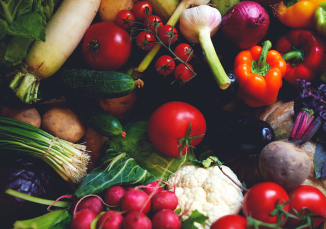 食物的真相,大卫·凯兹博士的新书,总统真正的健康计划,挖掘通过谎言和时尚健康饮食和科学显示,清楚地向我们表明,位于整个食品和饮食主要是植物最适合你的健康和这个星球。