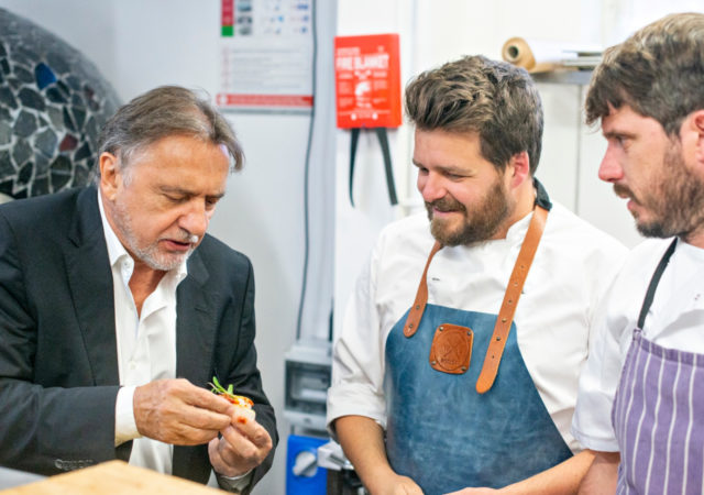 可持续食品企业在英国餐馆协会挑战可持续性带头削减肉,食物浪费,一次性塑料盘子