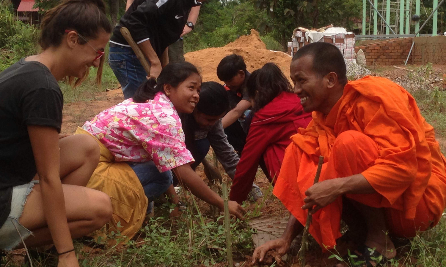 Green Shoots Foundation农业技术中心正在为柬埔寨的青年提供农业的实践职业培训。