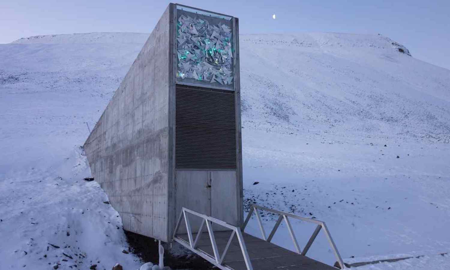 Svalbard Global Seed Vault在一个洞穴中储存了近100万种子，该山洞中的山洞中的山洞中，储存的种子可确保Genebank的种子消失或陷入废墟，那么世界上的许多生物多样性仍将继续帮助确保粮食安全。