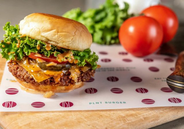 马里兰州银泉的一位新餐馆是为客户提供植物性体验连接吃汉堡店的食物系统。
