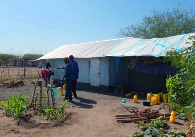 难民生活在Kalobeyei结算在肯尼亚北部,城市农业可能是一个可行的策略来保护他们的生计。