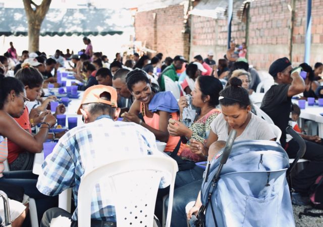 给难民和移民是哥伦比亚和委内瑞拉之间构建一个有意义的支持系统在美洲最严重的难民危机。