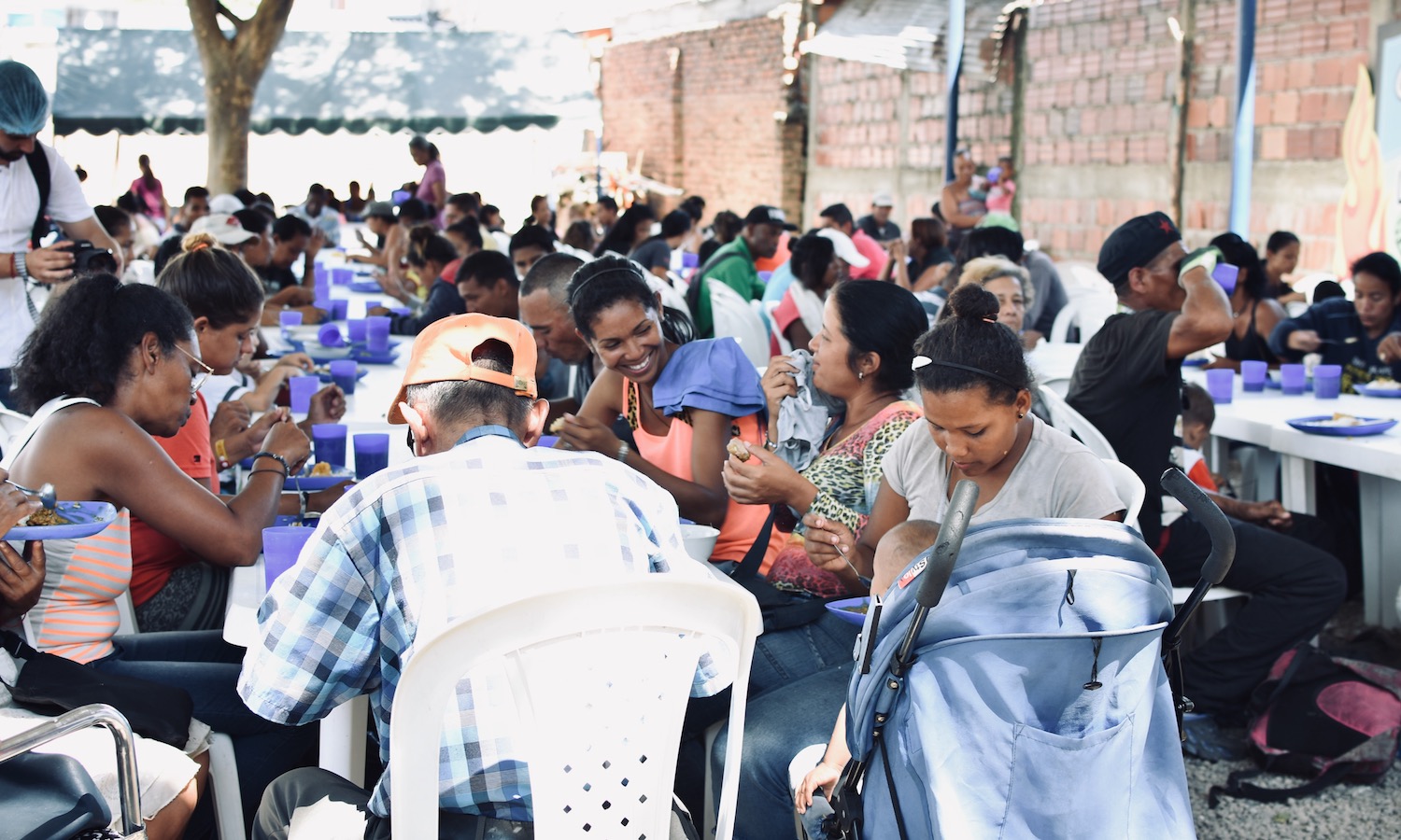 在美洲最严重的难民危机中，喂养难民和移民正在哥伦比亚人和委内瑞拉人之间建立有意义的支持系统。