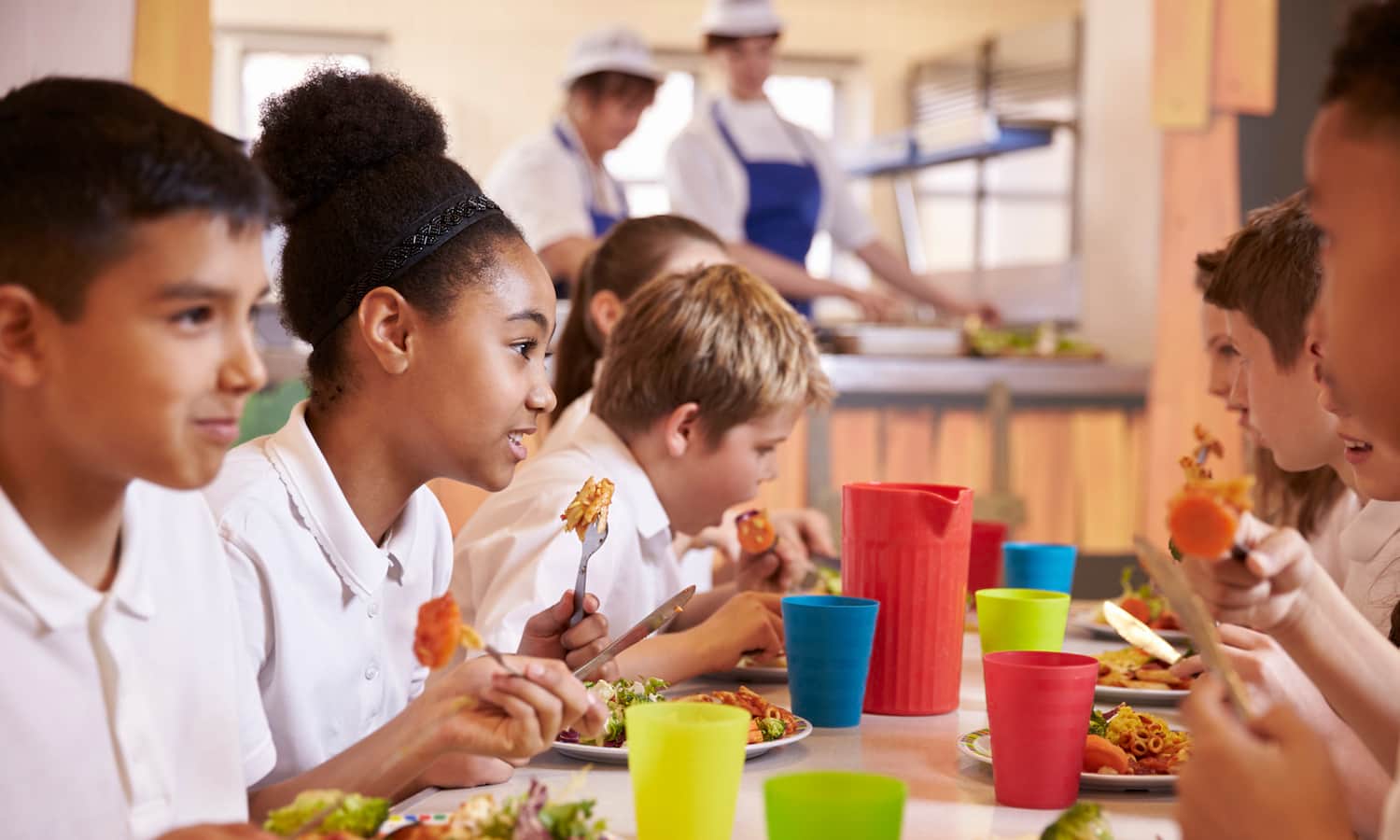 面对全国关闭COVID-19,学校当局和伙伴加强饲料取决于学校的3000万名儿童食品服务每一天。