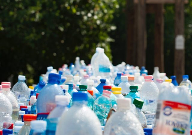 每年3000万吨塑料丢弃仅在美国,塑料垃圾能感觉到hopeless-but比看起来更容易改变。