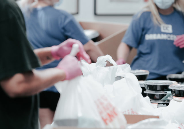 志愿者收集剩余食物从餐馆、超市、批发商,然后重新分配质量餐给需要的人。