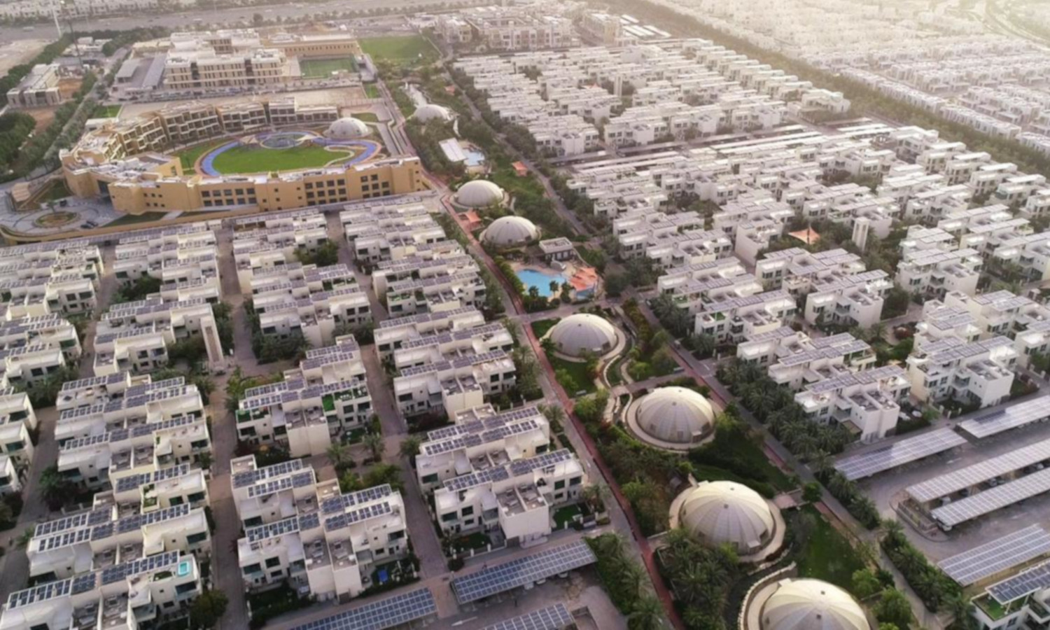 迪拜的可持续性城市旨在成为净零能源，以社区农场和太阳能为特色。