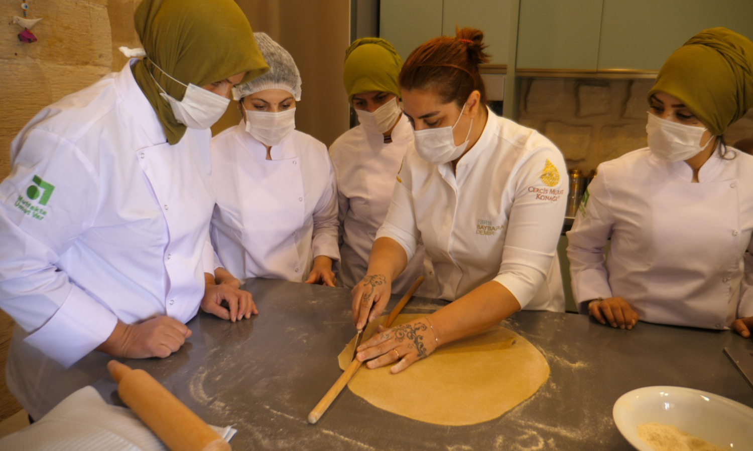 土耳其厨师埃布鲁·德米尔（Ebru Demir）使用社会美食来保护女性难民并促进环境可持续性。