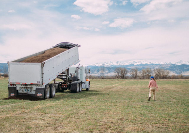参与餐馆在科罗拉多州捐赠百分之一的餐与恢复科罗拉多支持当地气候的农业项目。